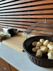 Bara vita rundstycken. Sådana man köper frusta i påse. Men en brödrost så kanske en annan dag?