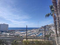 Voie rapide devant la terrasse.