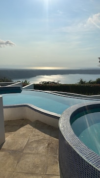 Stunning pool view. Clean pool, water temp was perfect.
