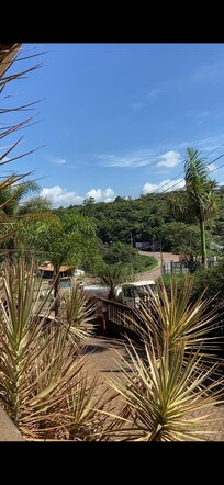 Caminhões em trânsito em frente aos quartos