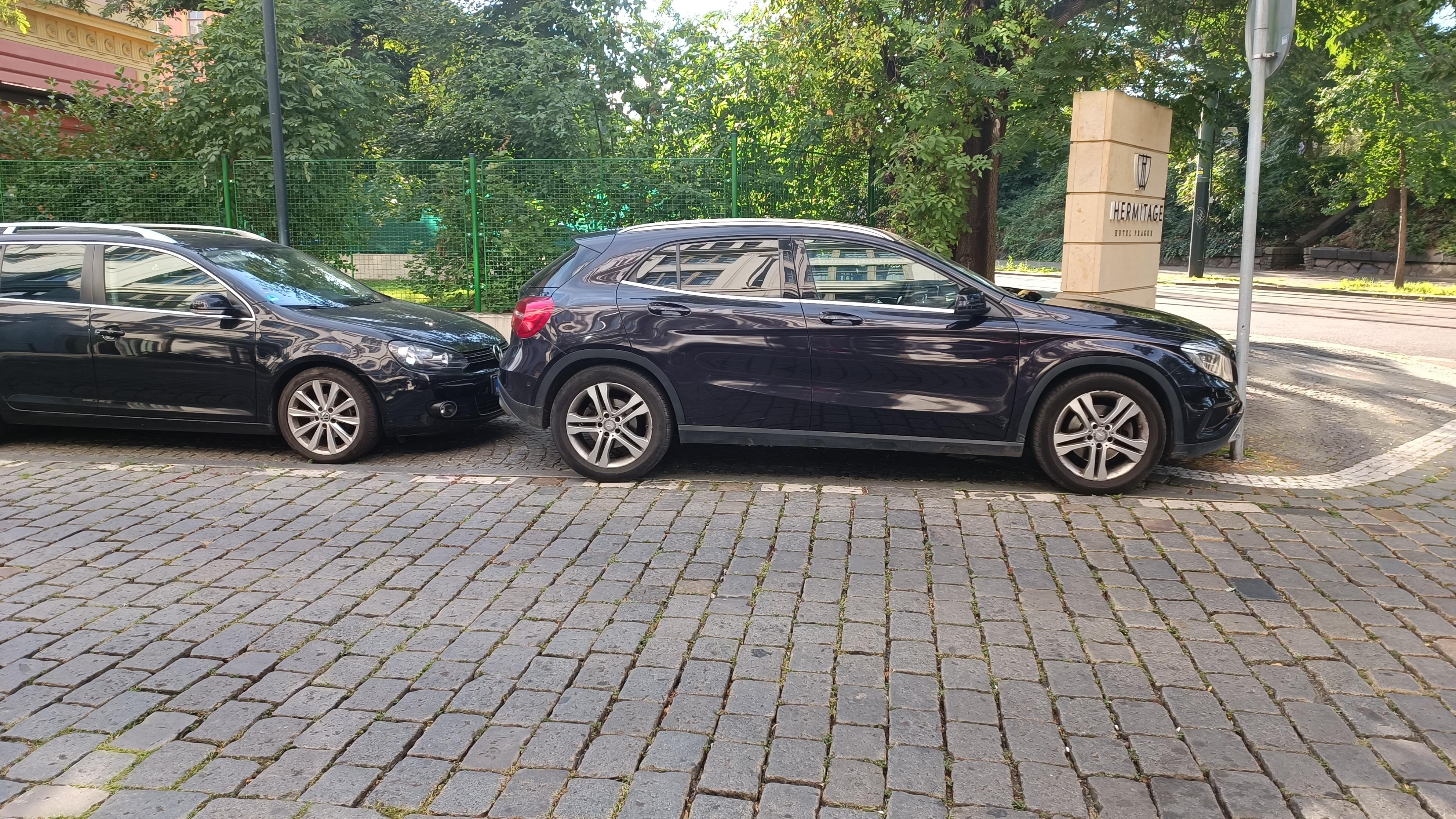 Erstes Auto stand am nächsten Tag vor unserem Wagen!!!!! Wie kann man nur so einparken? Und für diesen Parkplatz zahlt man 17€ am Tag! Das nennt sich Hotelparkplatz! 