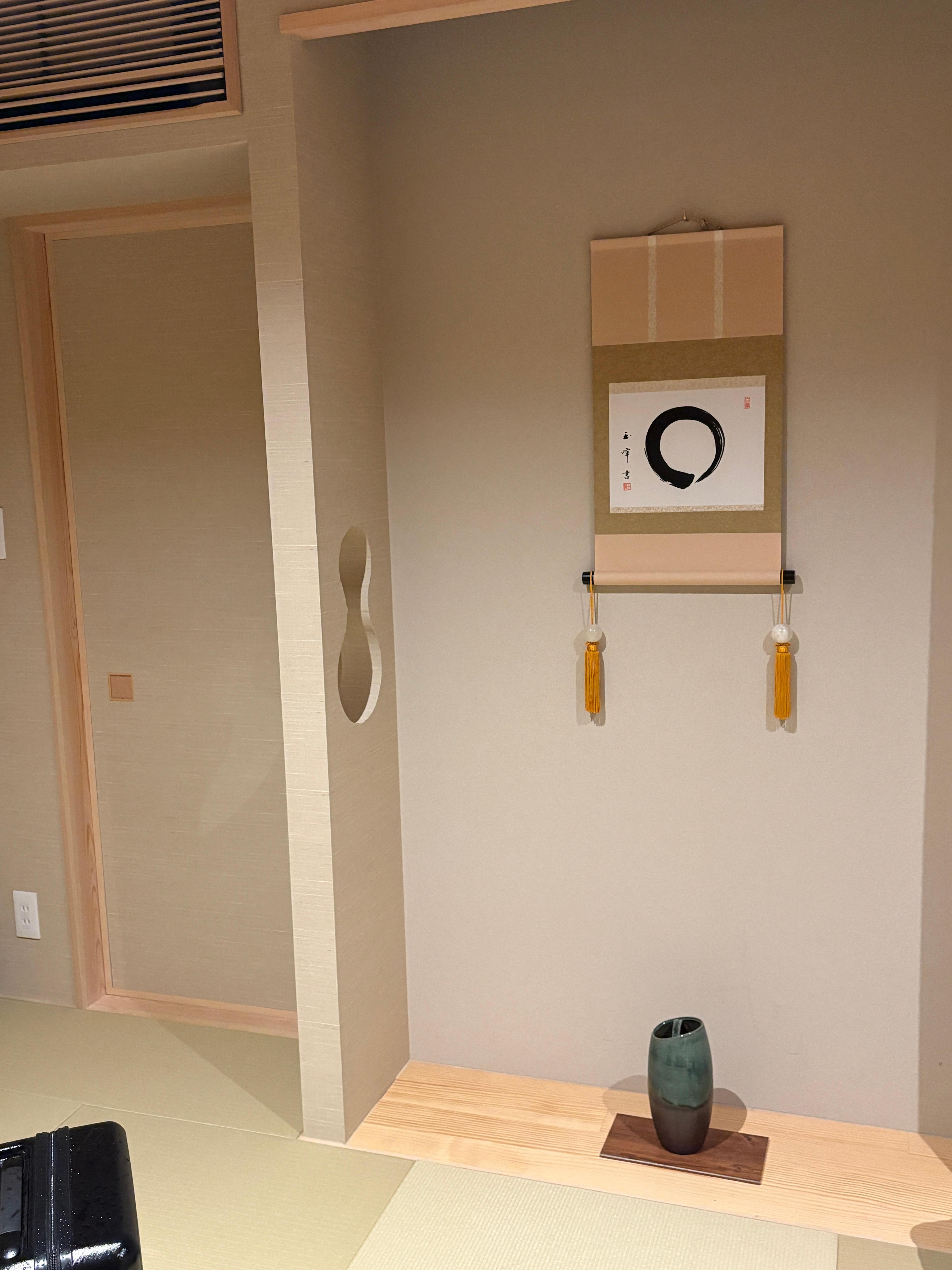 お部屋の中
和にこだわっていて素敵だったが、壊すと大変なので、花瓶?は部屋の外に置いておいて帰る時に元に戻しました。