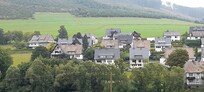 Huis is links onderaan