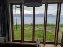 Blick aus dem Wohnzimmer auf den Fjörd