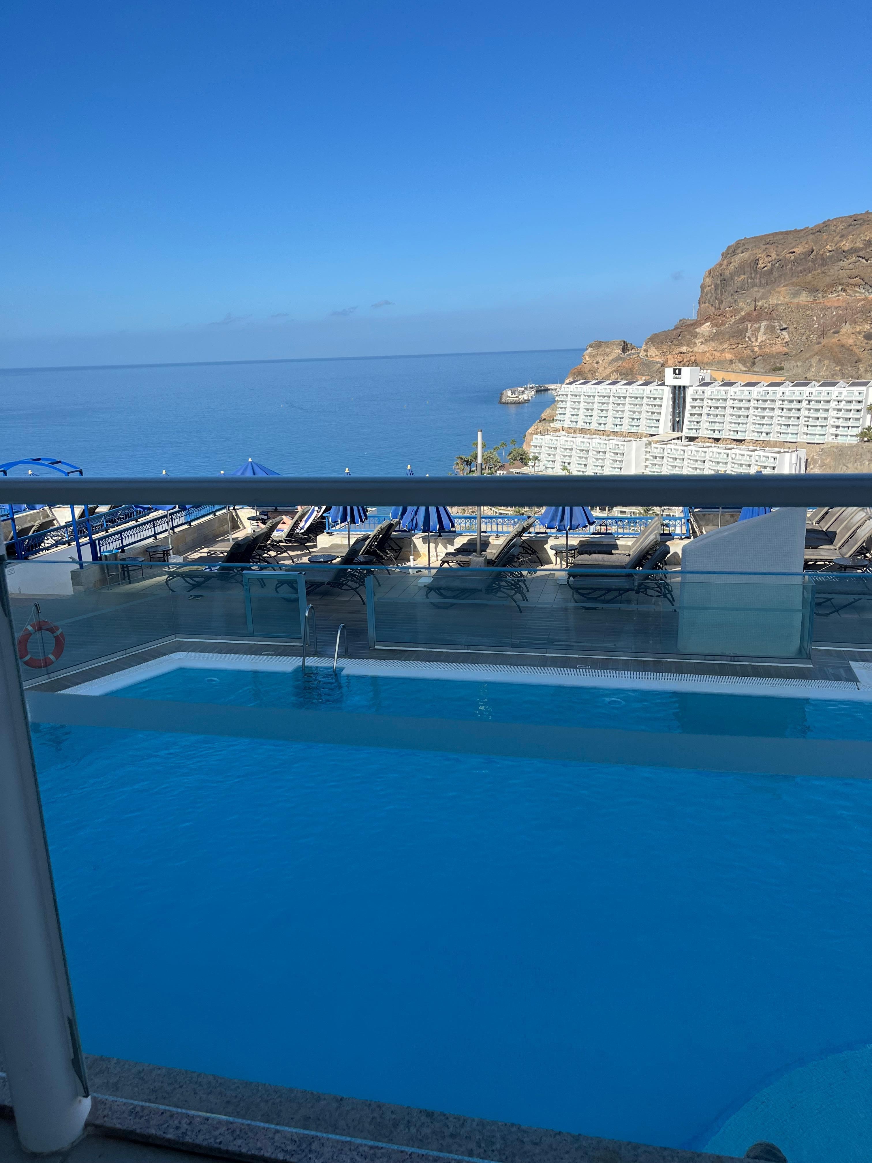 Poolen med havet utsikt över havet
