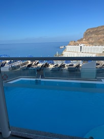 Poolen med havet utsikt över havet