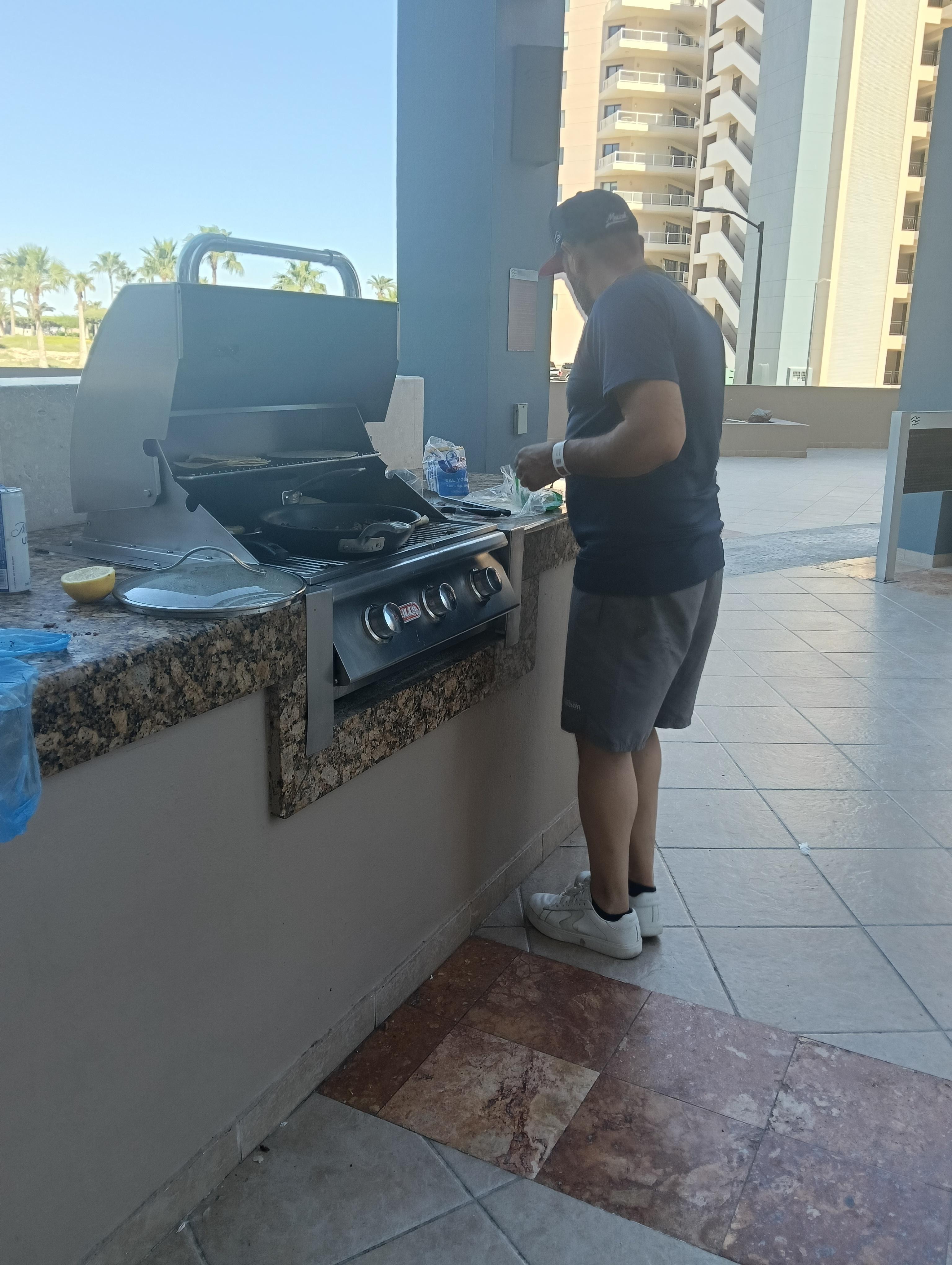 En la parte del estacionamiento, están los asadores. También muy cerca 