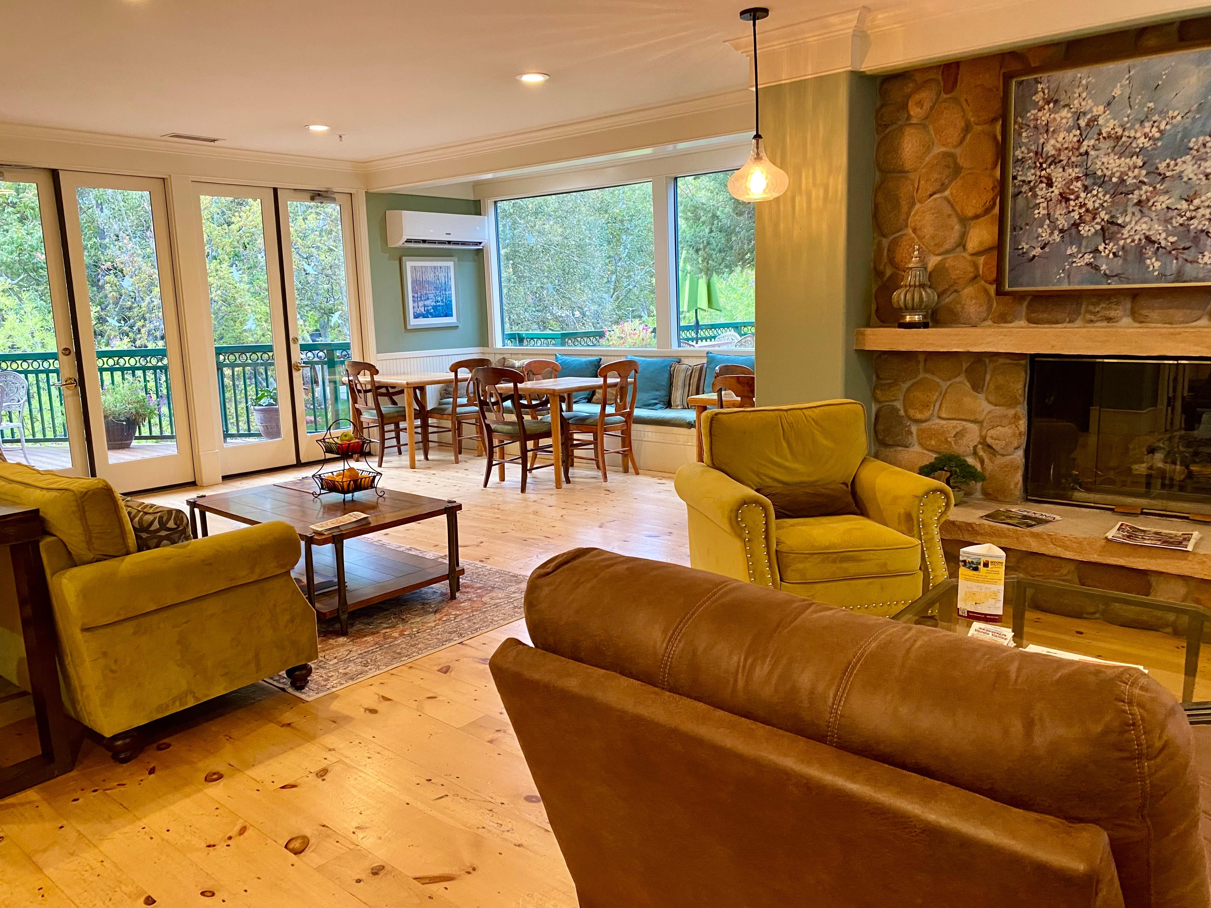 Main Lobby/Sitting Area/Breakfast Area