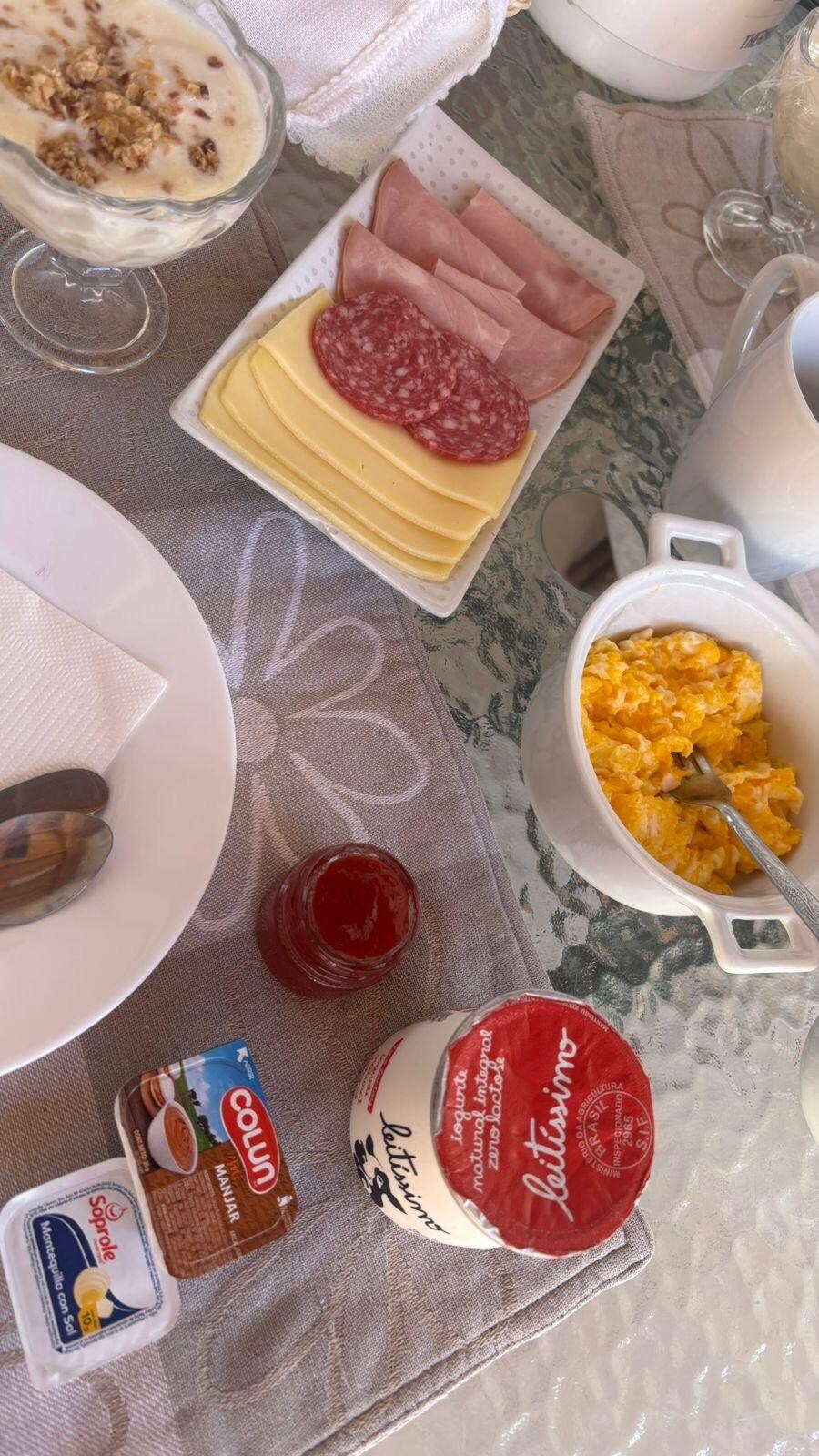 Café da manhã com pouca variedade