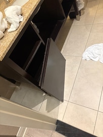 cette porte d'armoir suspendue sans aucun support à blessé mon orteille