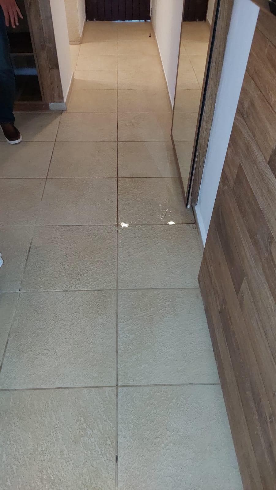 A faxineira retirou a água e colocou um pano de chão junto ao frigobar,  fonte do vazamento.  Um absurdo liberarem quarto superior nessas condições 