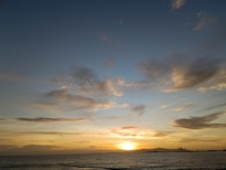 前のビーチ 朝日。水は綺麗ですがこの辺りの特徴で泥で濁ってます。