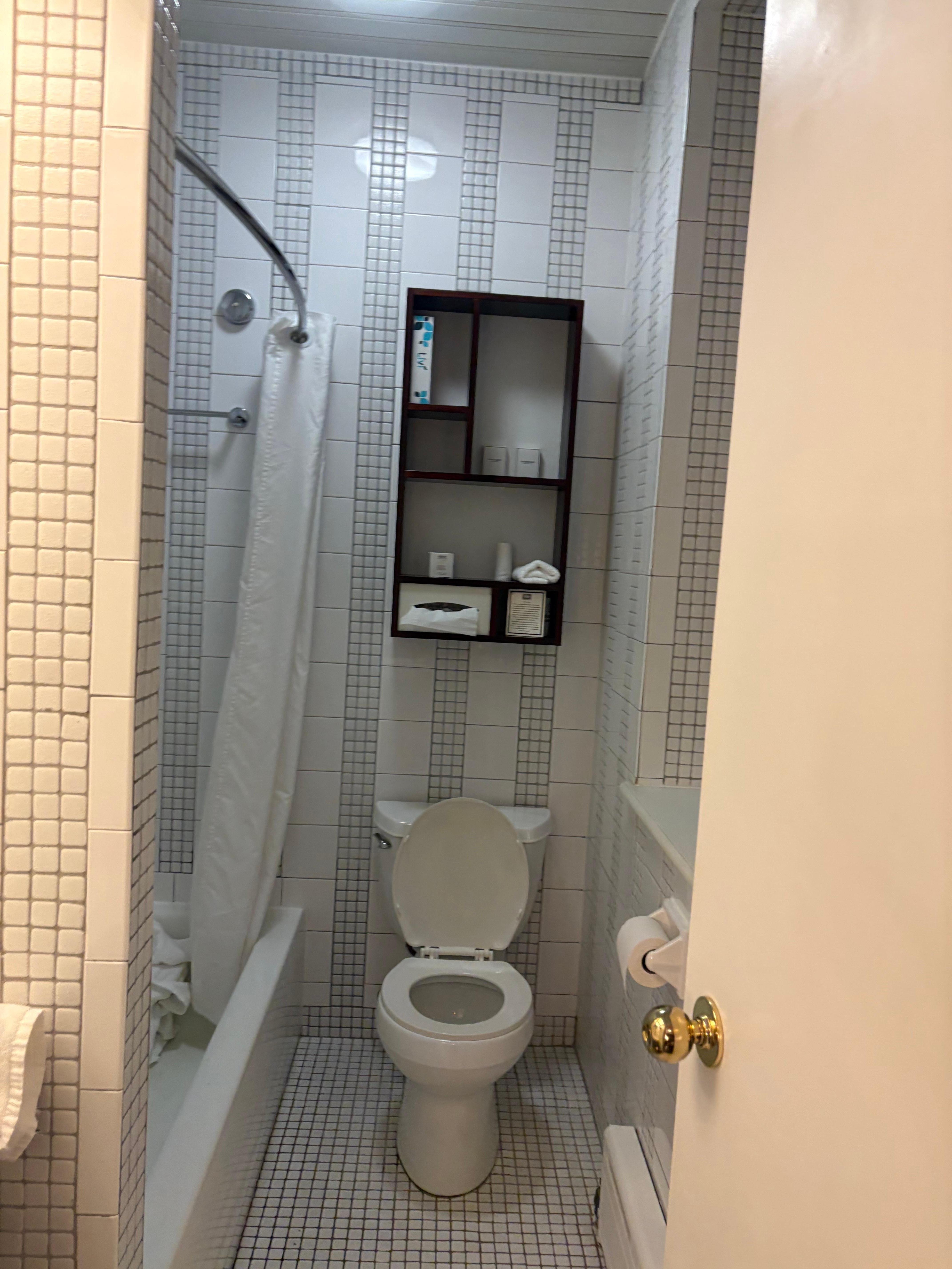 Baño espacioso con tina 