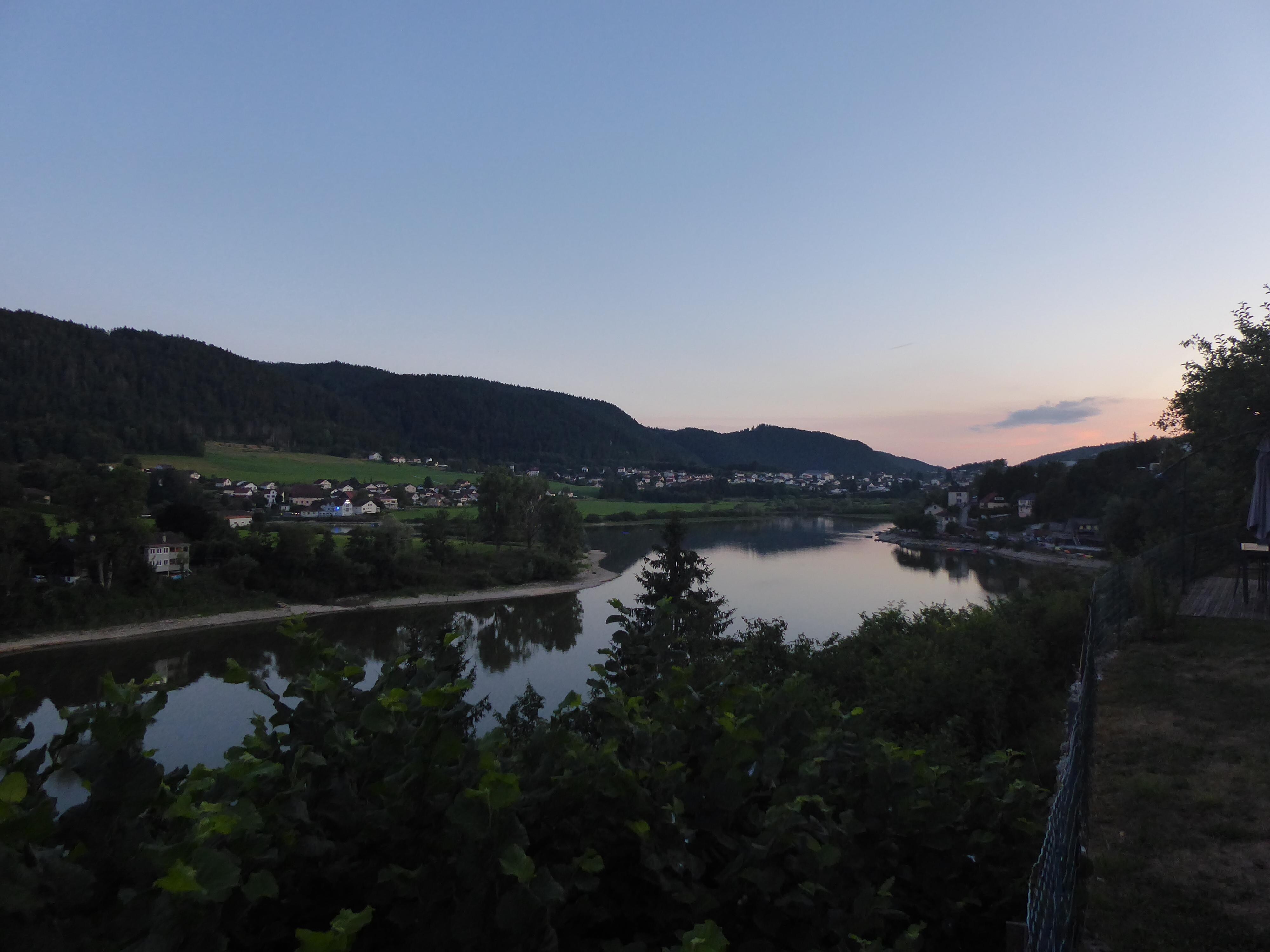 Vue sur le coucher de soleil du jardin du logement