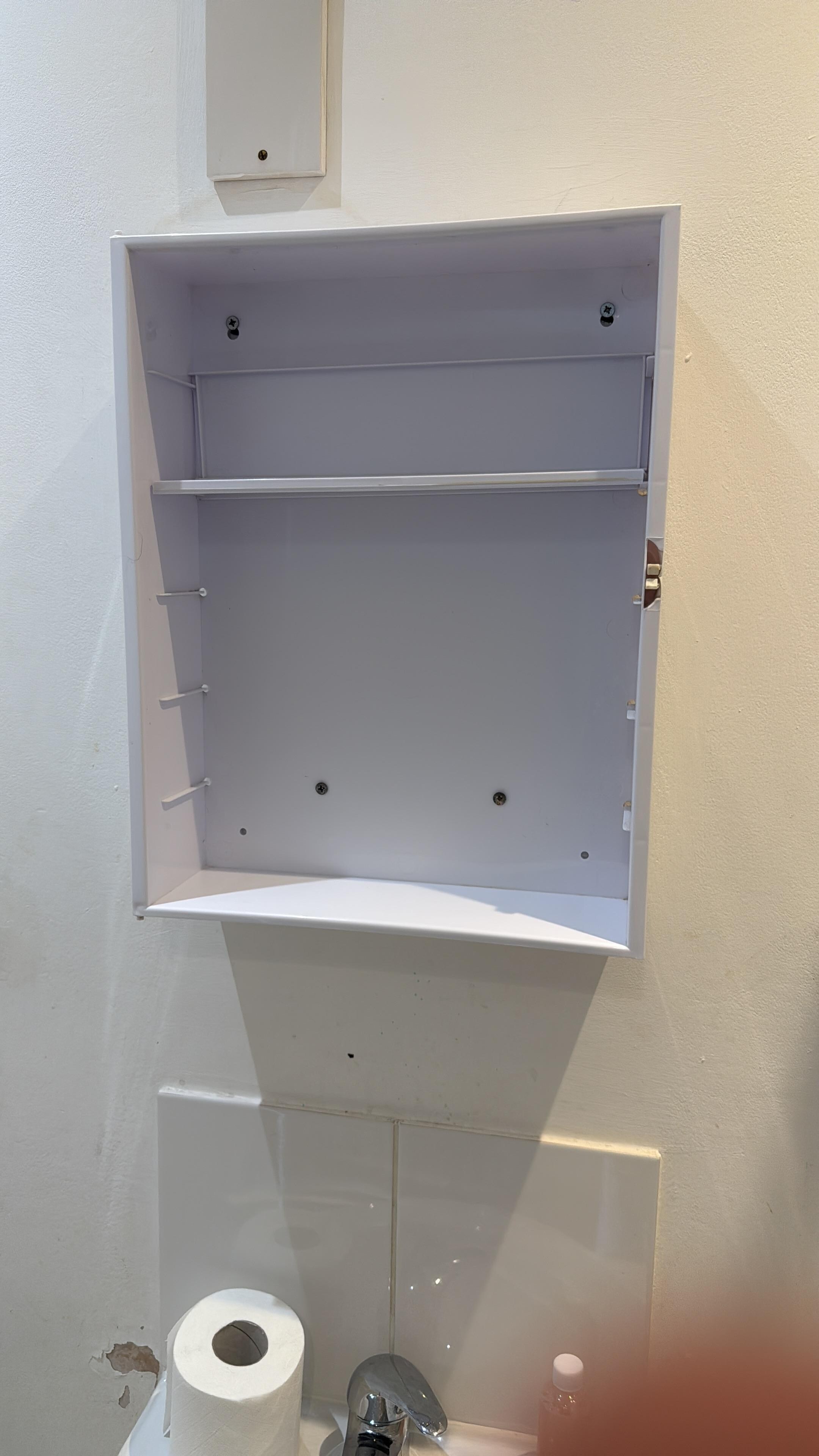 Mobile bagno con specchio mancante 