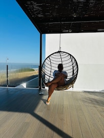 Hängstolar vid poolområde