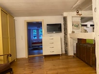 Schräger Fußboden (Wohnzimmer mit Blick ins Schlafzimmer)