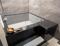 家庭房的浴缸足夠寬敞,可以泡三到四個女生!