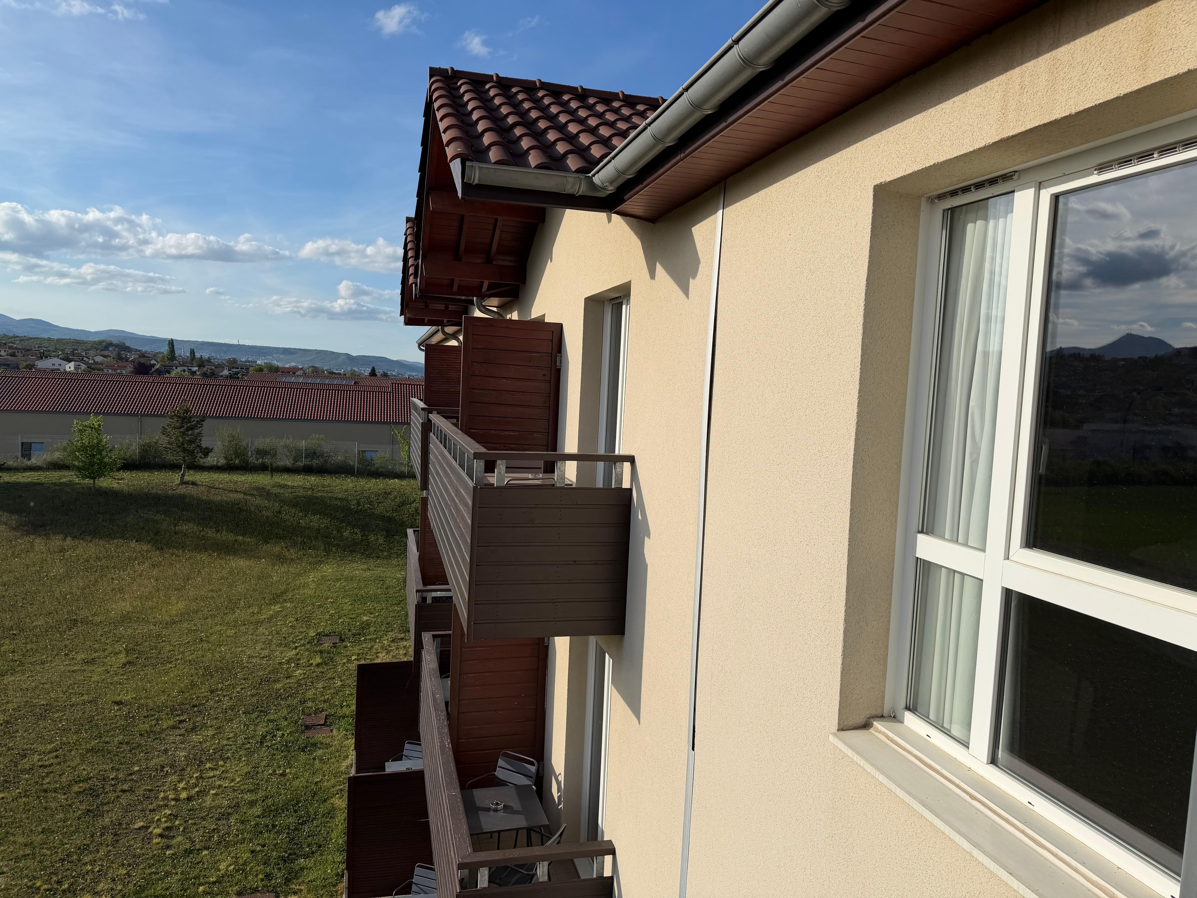 L’hôtel vu du balcon