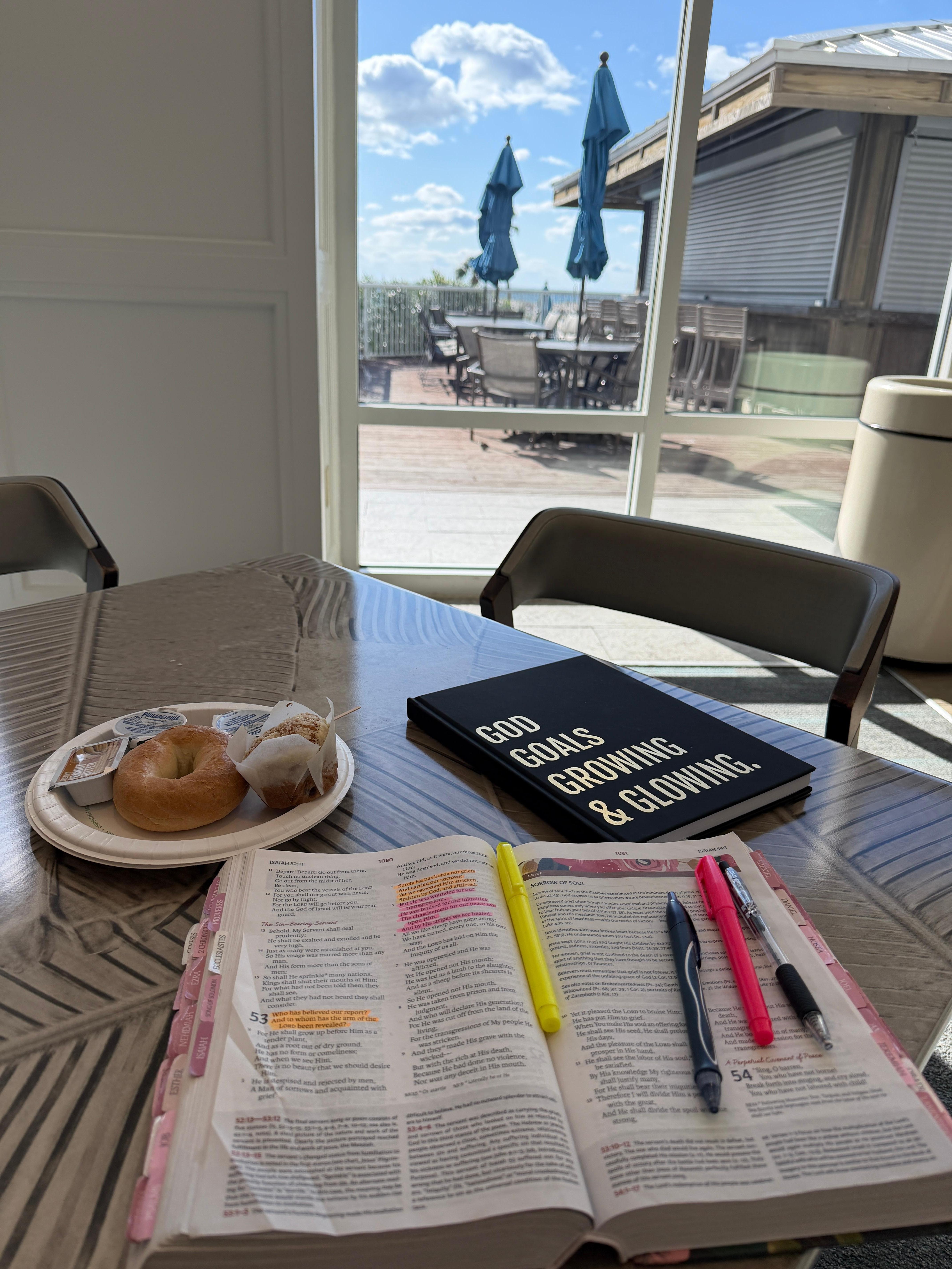 Clean lobby & nice sitting area to top it off with free breakfast! 