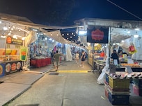 アルジュニード駅前には夜店が