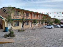 Posada Santa Fe - courtyard/parking