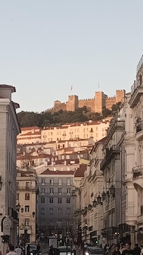 Vue de la rue qui mène à l'hôtel
