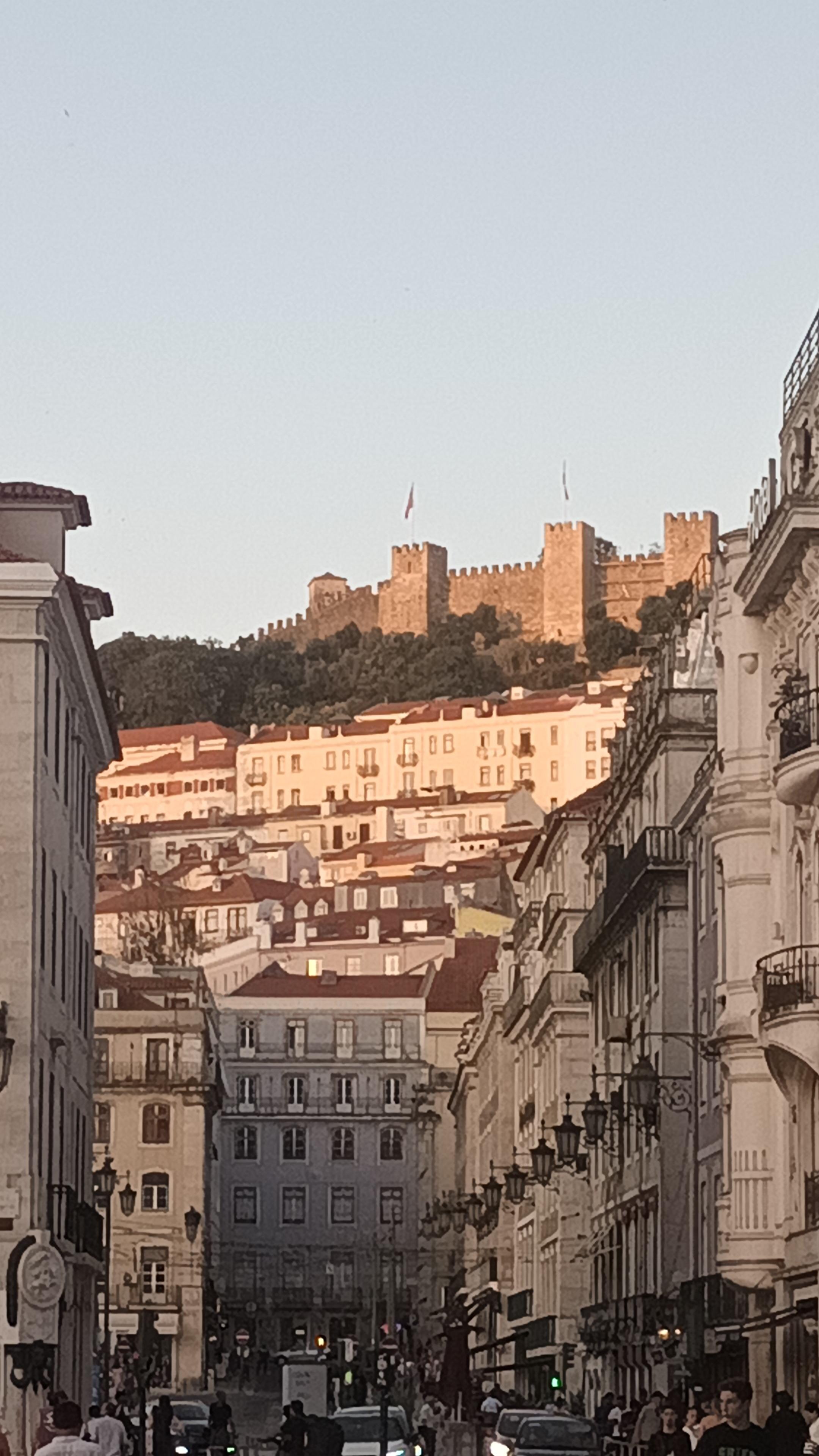 Vue de la rue qui mène à l'hôtel 
