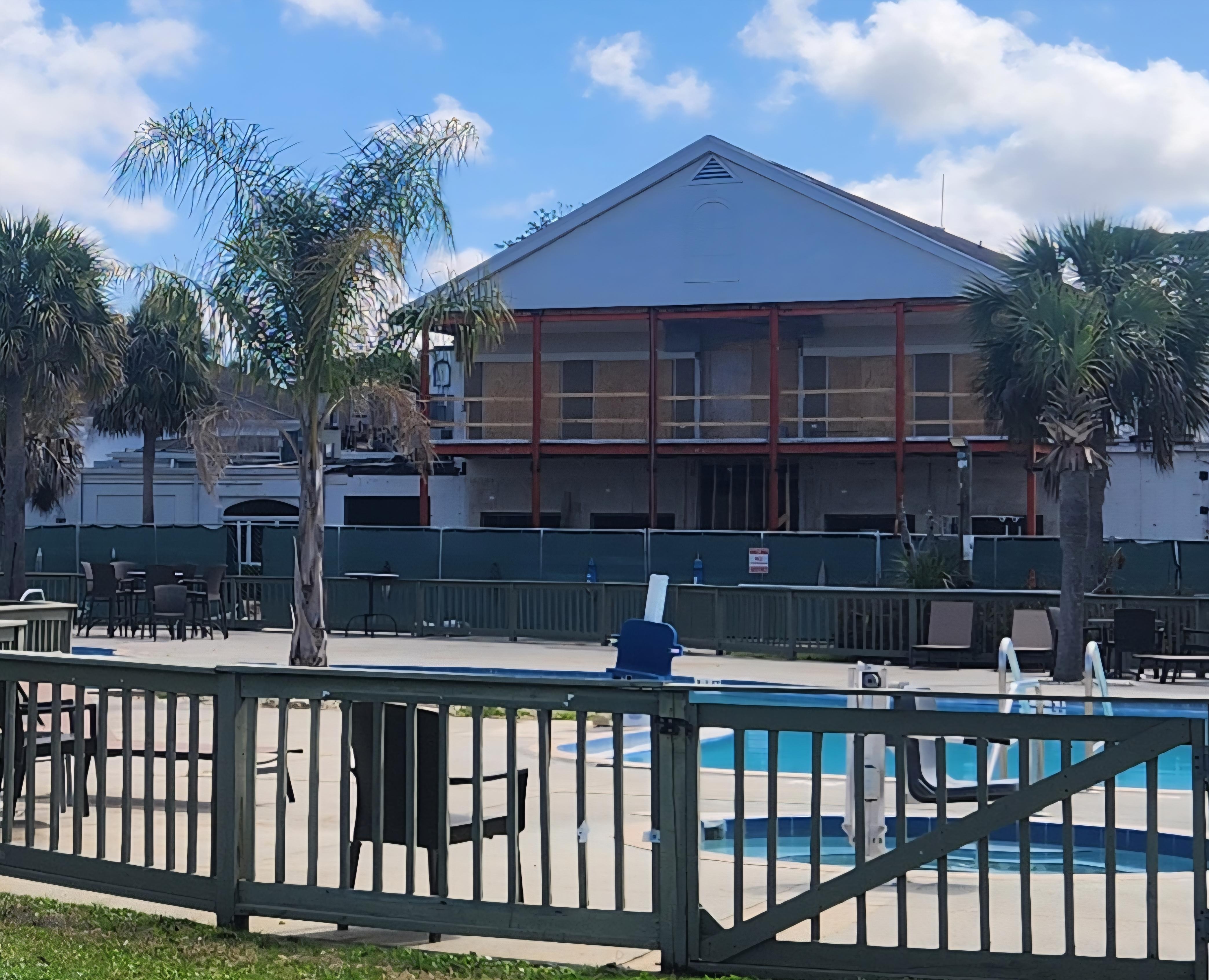 Temporary fencing around pool - no Tiki bar or services - buildings are boarded up while reconstruction takes place. Understandably necessary ... but should not be advertised as it is.