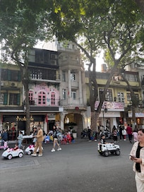 L’hôtel au milieu.