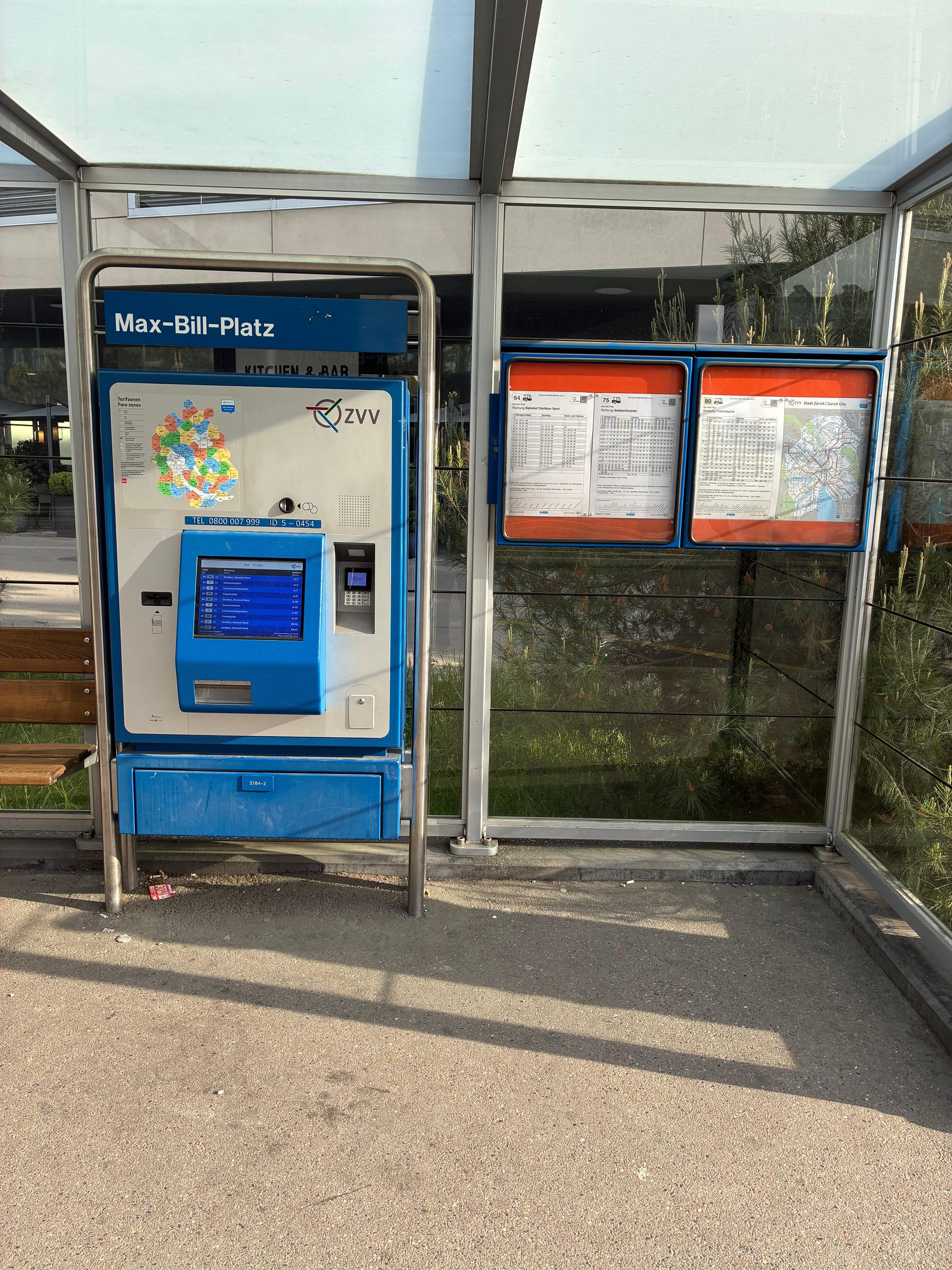 ホテル前に近くバス停があります。少し歩くと駅もあり、とても便利な立地です。