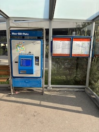 ホテル前に近くバス停があります。少し歩くと駅もあり、とても便利な立地です。
