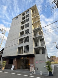 北側メインエントランス
8階建鉄筋コンクリート打ち放し仕上げ
