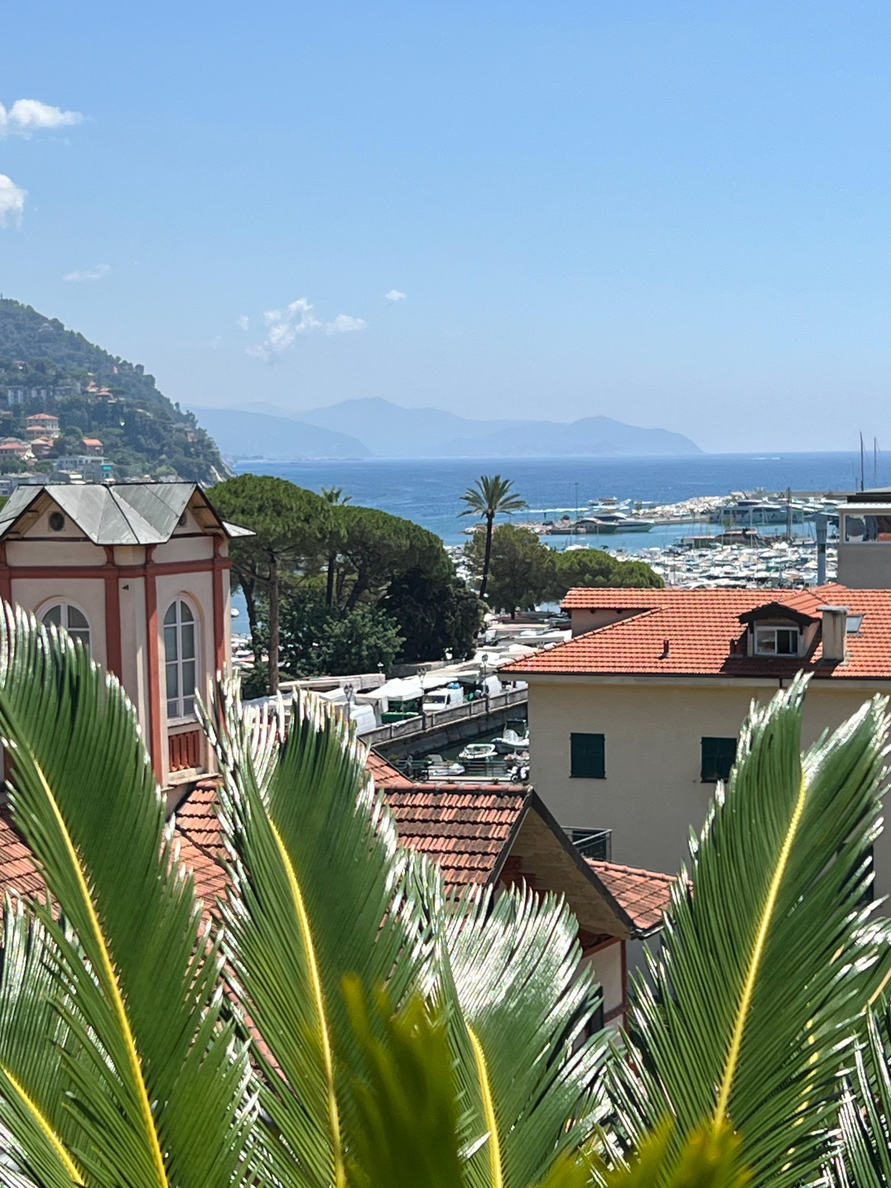 Fantastisk takterss med vy över staden ända ner till havet.