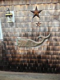 Well lite entrance with ocean motif