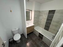 Salle de bain et wc avec meuble de rangement (sèche cheveux)