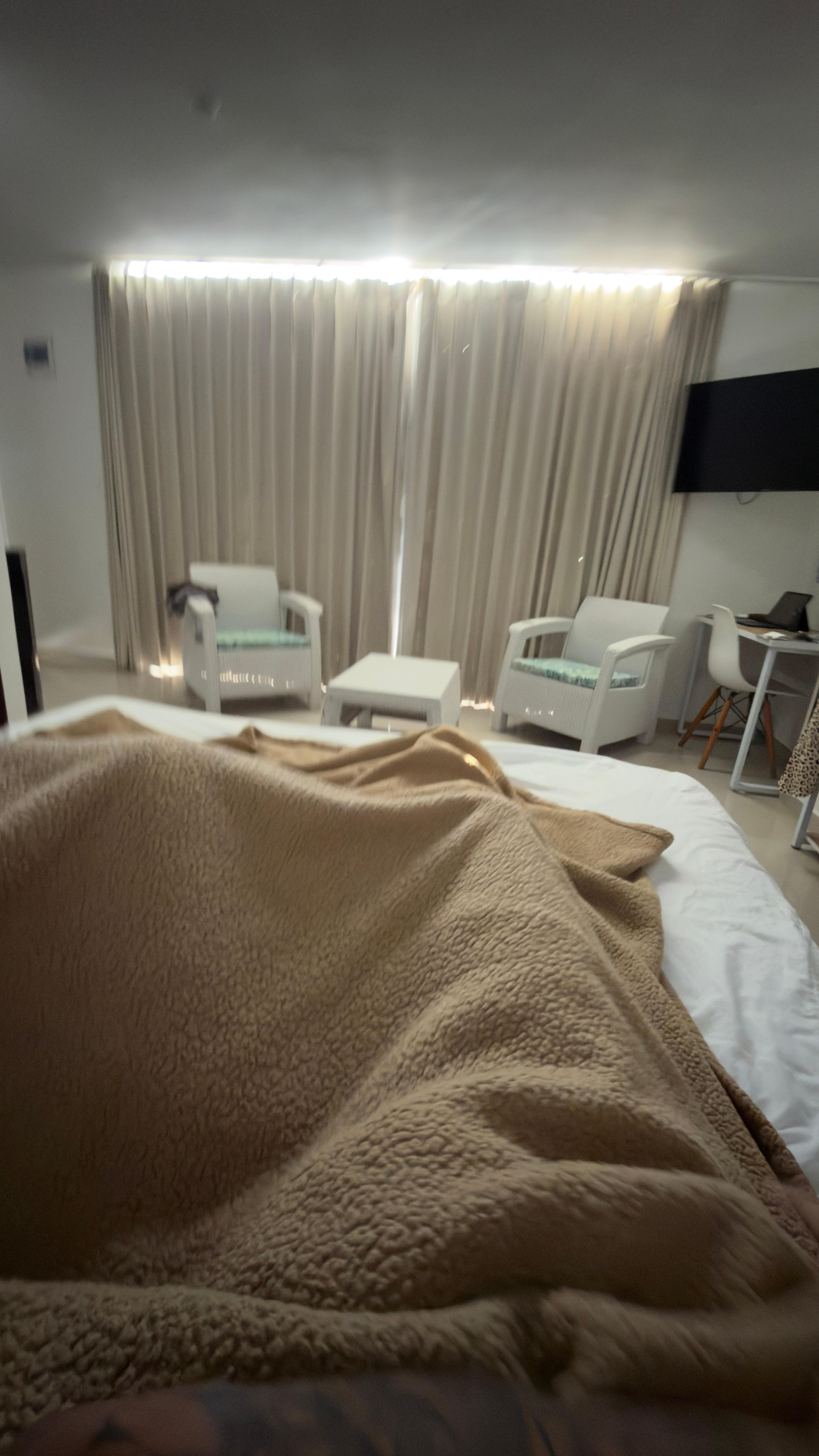 Foto do quarto com varanda ampla 