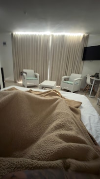 Foto do quarto com varanda ampla