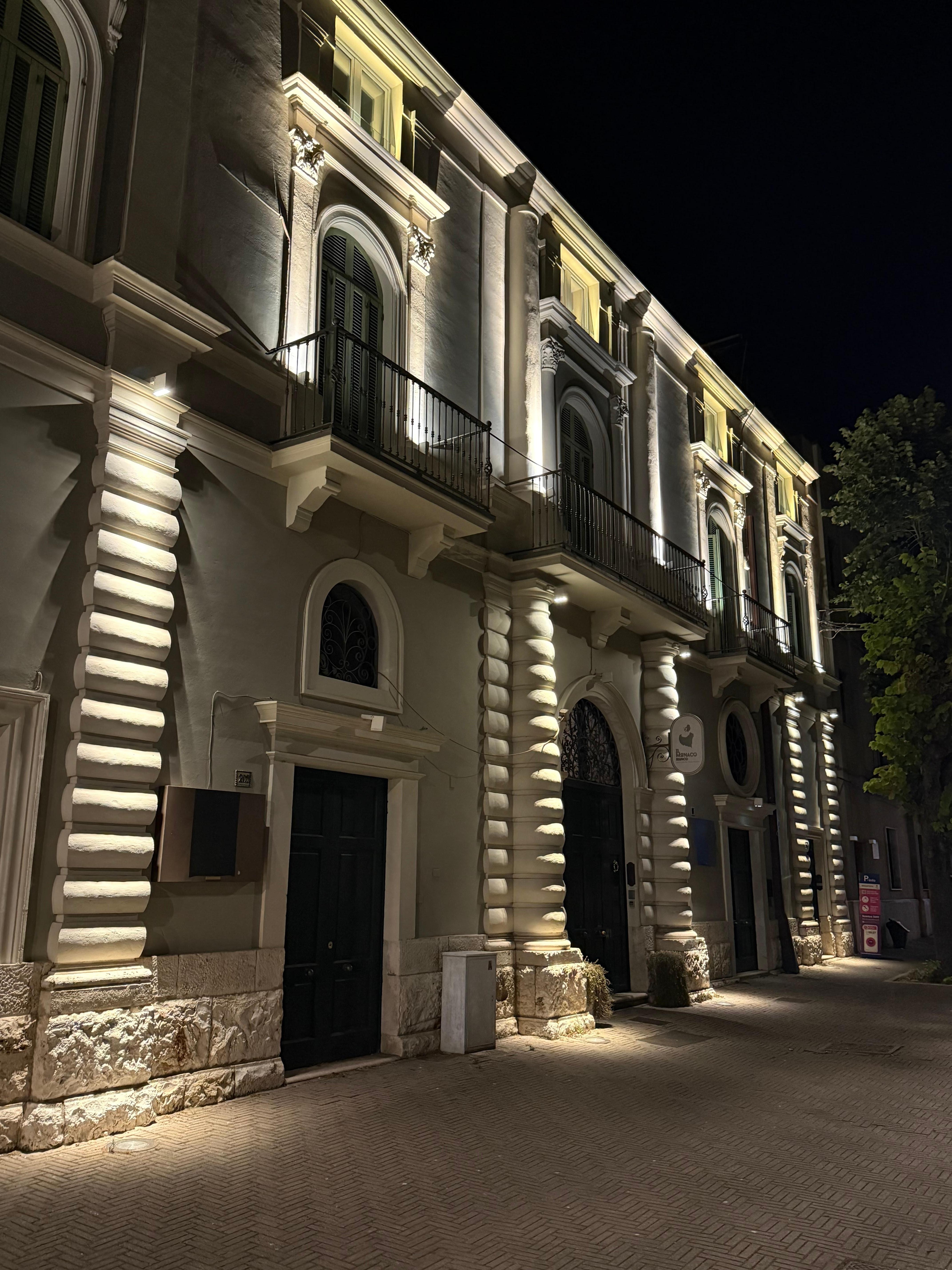 Facciata esternaby night