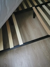 État du sommier sur lequel j'ai essayer de dormir (opérée du dos il y a 1an)
Lumiere qui s'est mise à flasher à 3 heures du matin, et ce jusqu'à 8h.... Le gardien a dit à mon mari d'enlever la carte.. Oui mais alors la clim elle marche comment ???