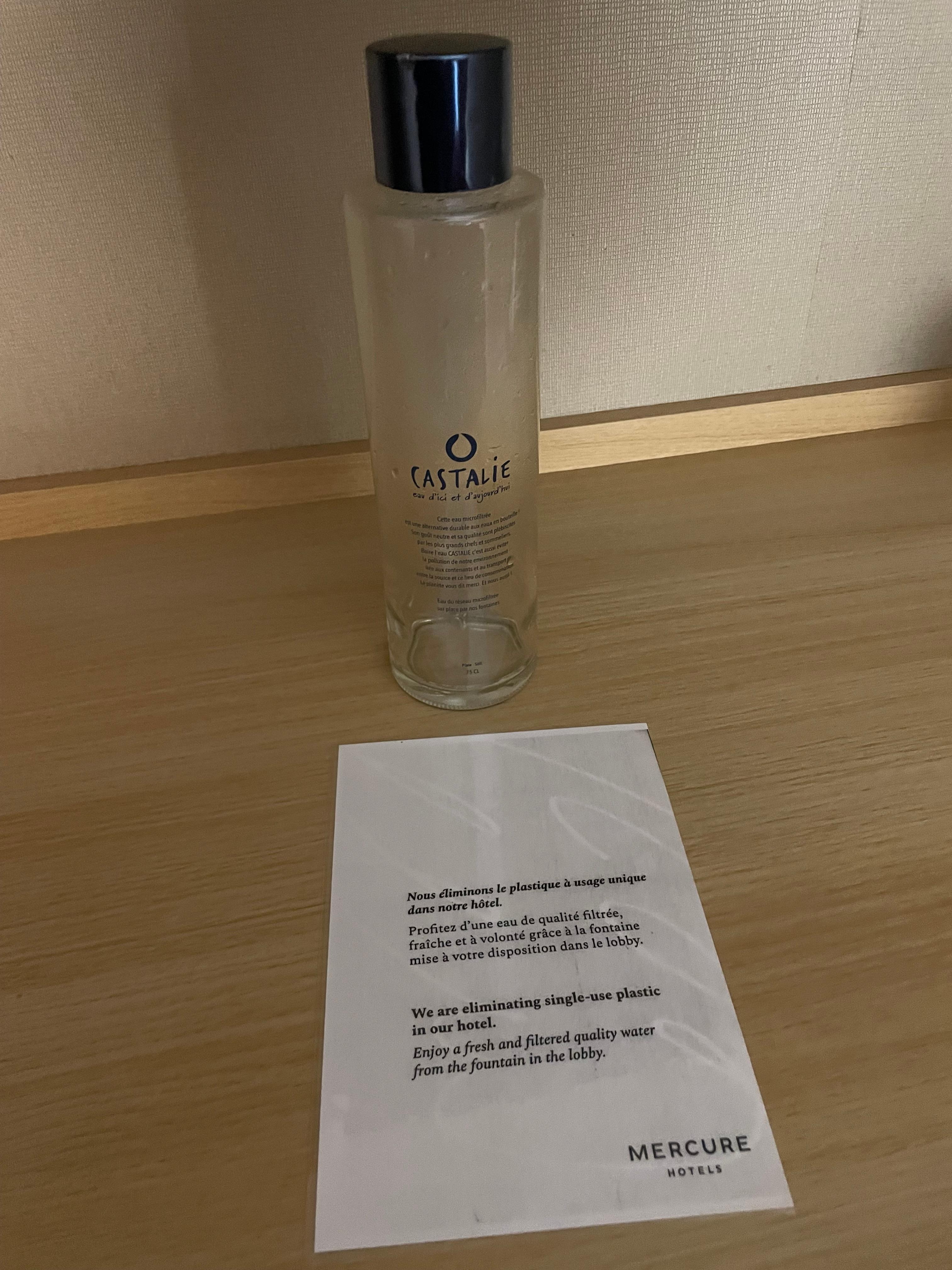 Une bouteille d’eau dans la chambre.. sans eau 😁