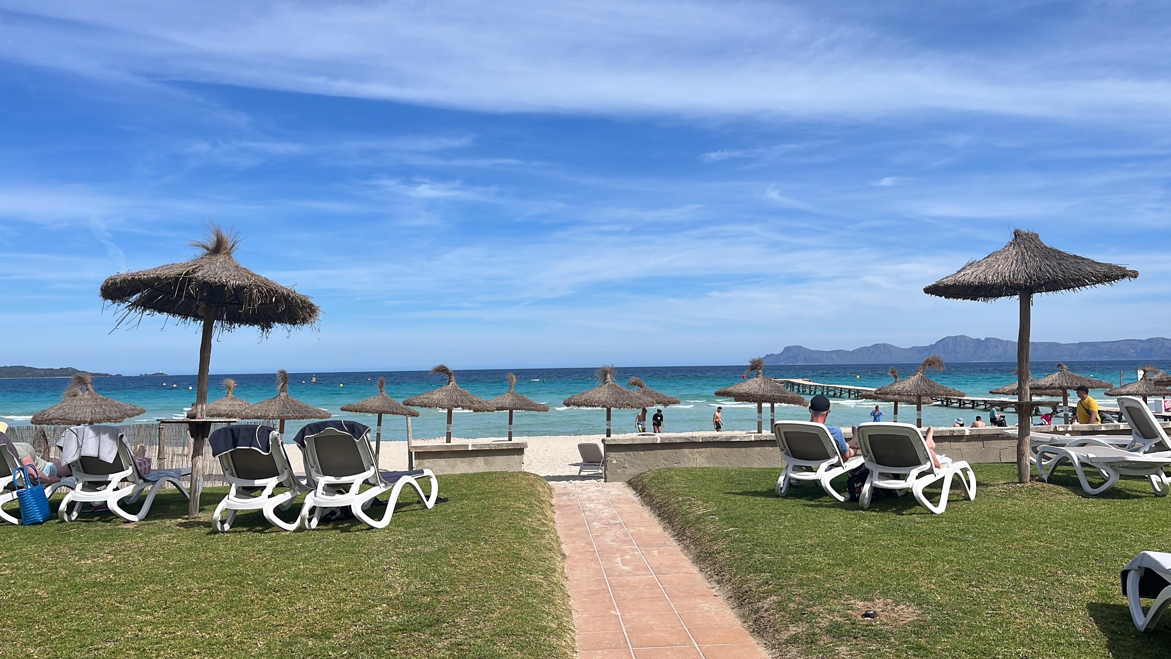 El hotel sobre la playa