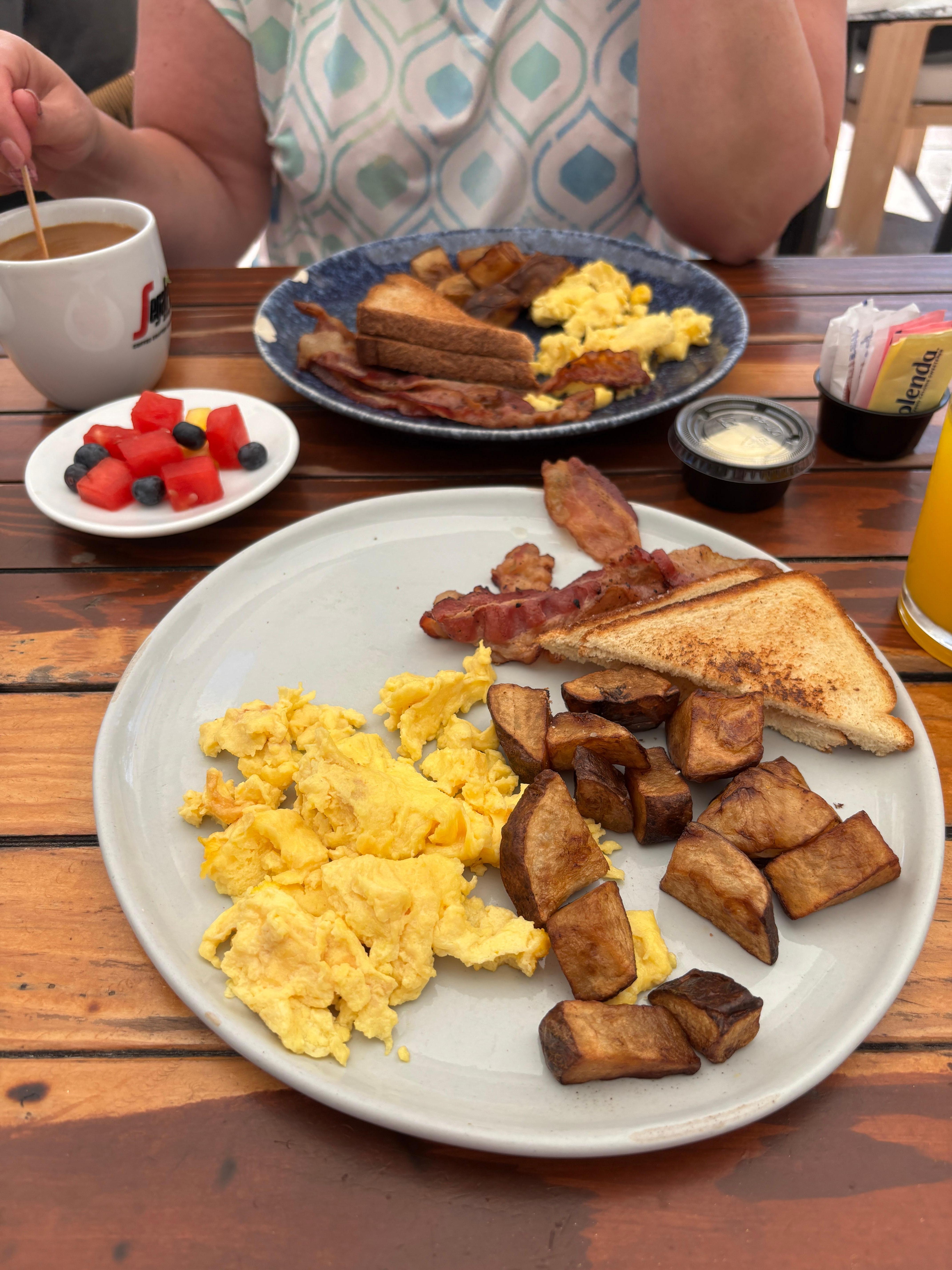 Frühstück. Obst alt. Ei, Potato und Bacon kalt. Fertig. Mehr gibt’s nicht.