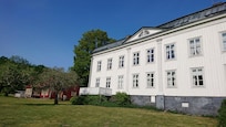 Baksidan av herrgården med den välskötta trädgården.