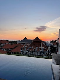 Beautiful rooftop pool/bar!