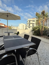 Frukost ute på terrassen