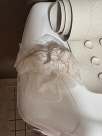 Hair and pubic hair left in the tub. Not cleaned.
