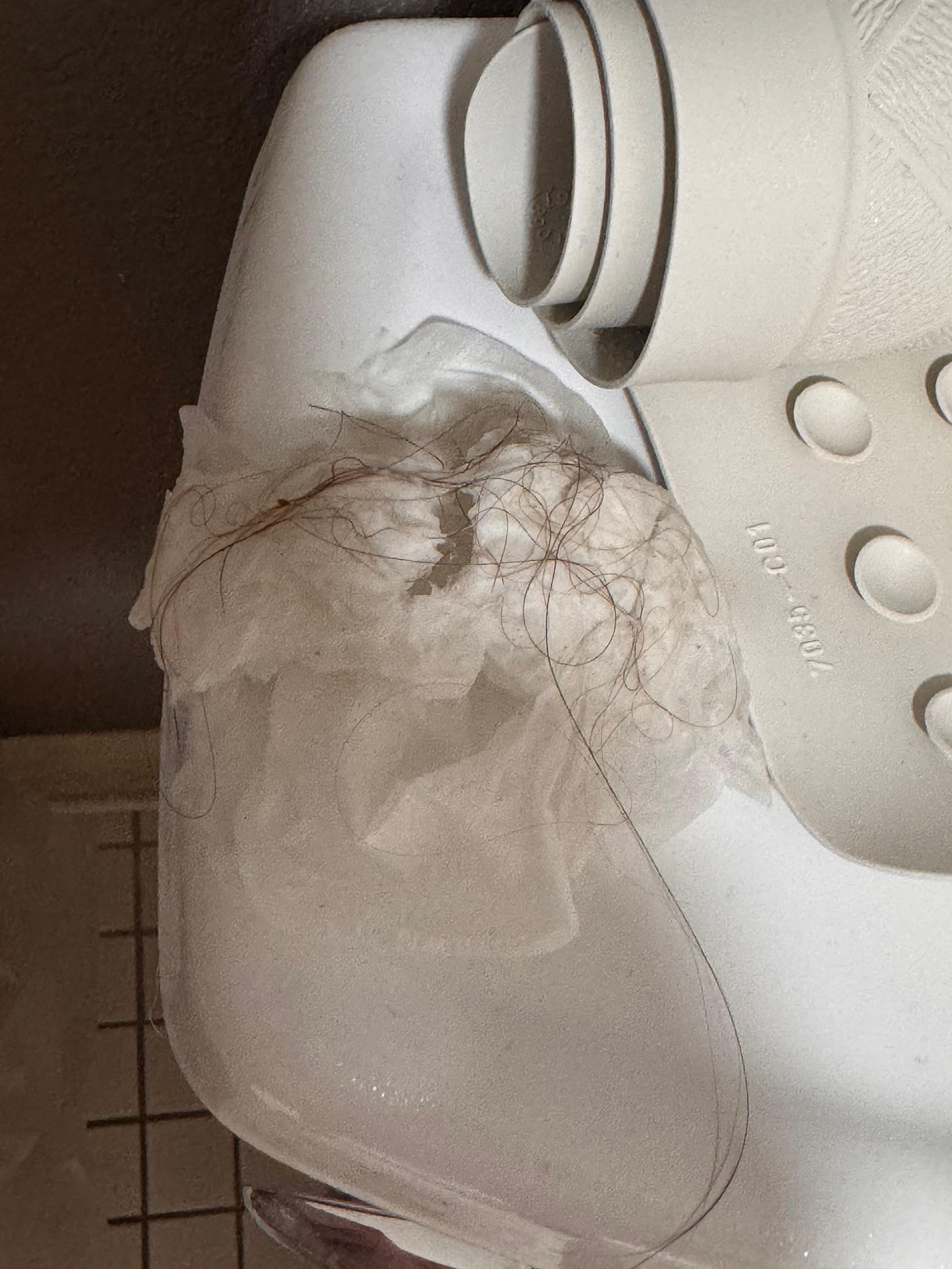 Hair and pubic hair left in the tub. Not cleaned.