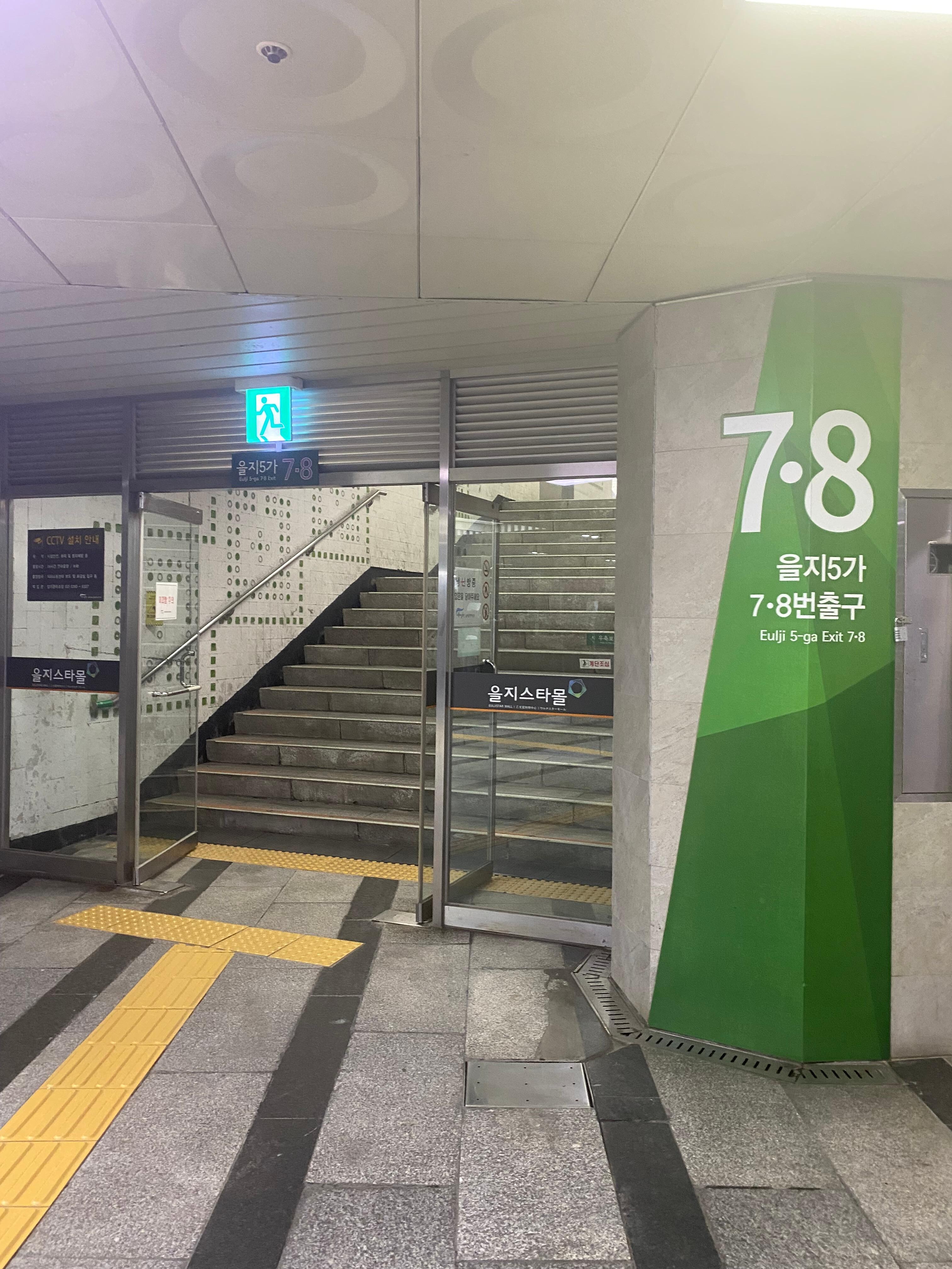 この表記の階段から上がると直ぐです