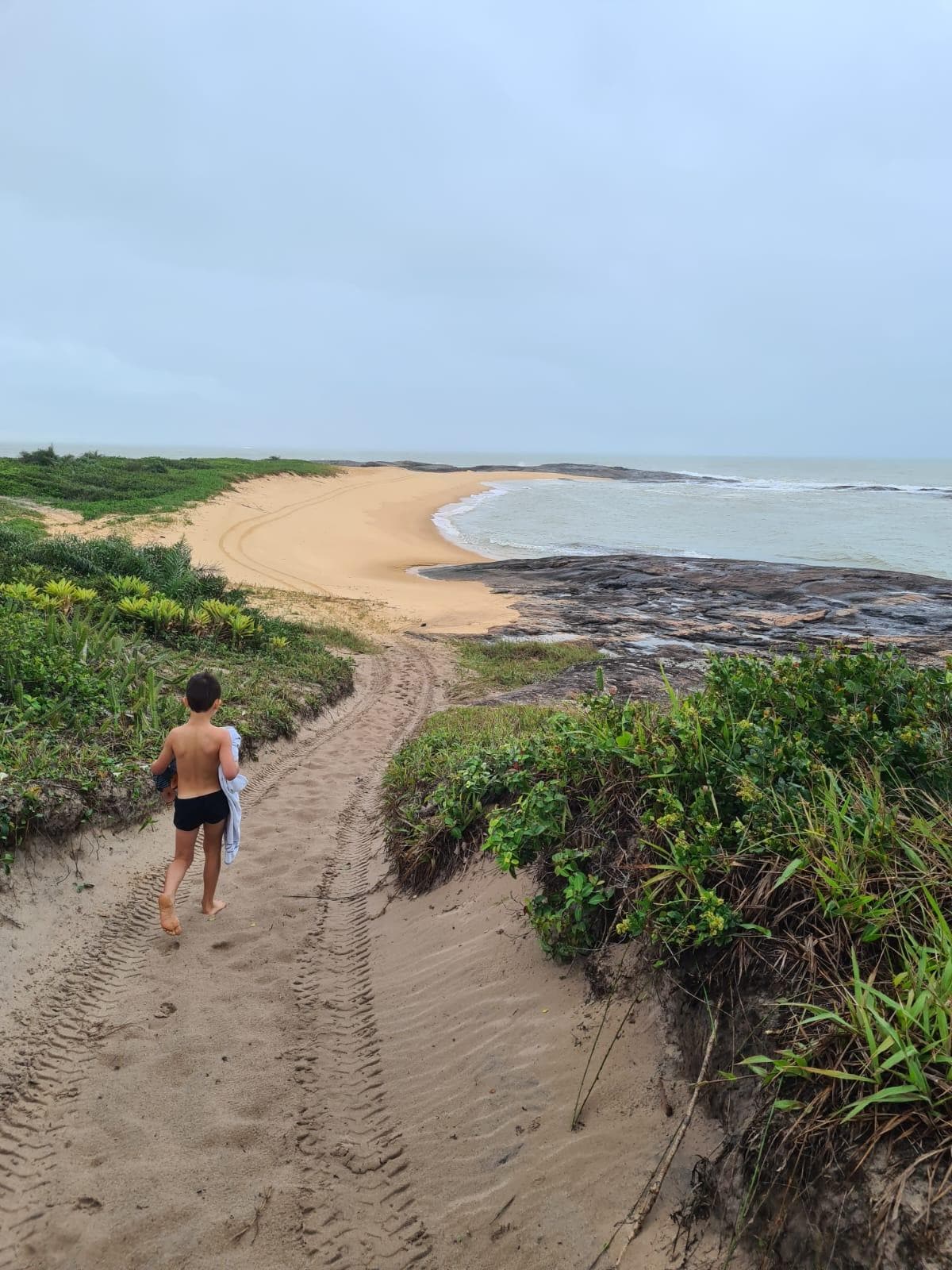 depois da escadaria de pedras, o caminho para praia